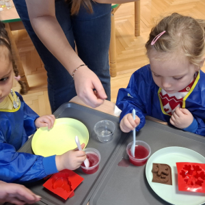 ”Kropeczki” i ”Stokrotki” robią mydełka.