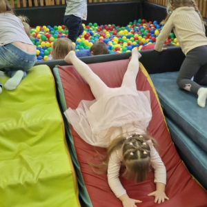 „Każdy to powie, że ruch to zdrowie”- zabawy ruchowe na sali gimnastycznej w grupie „Poziomek”  