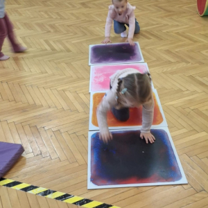 „Każdy to powie, że ruch to zdrowie”- zabawy ruchowe na sali gimnastycznej w grupie „Poziomek”  