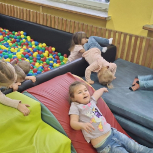 „Każdy to powie, że ruch to zdrowie”- zabawy ruchowe na sali gimnastycznej w grupie „Poziomek”  