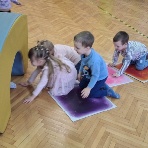 „Każdy to powie, że ruch to zdrowie”- zabawy ruchowe na sali gimnastycznej w grupie „Poziomek”  