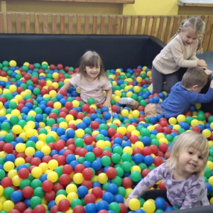 „Każdy to powie, że ruch to zdrowie”- zabawy ruchowe na sali gimnastycznej w grupie „Poziomek”  