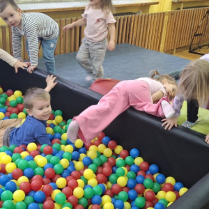 „Każdy to powie, że ruch to zdrowie”- zabawy ruchowe na sali gimnastycznej w grupie „Poziomek”  