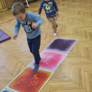 „Każdy to powie, że ruch to zdrowie”- zabawy ruchowe na sali gimnastycznej w grupie „Poziomek”  