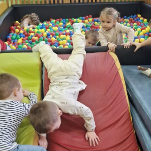 „Każdy to powie, że ruch to zdrowie”- zabawy ruchowe na sali gimnastycznej w grupie „Poziomek”  