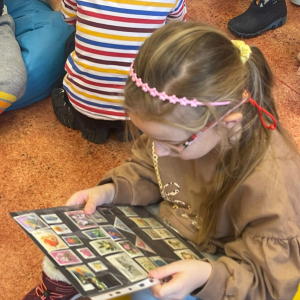  „Misie” poznają świat znaczków pocztowych”