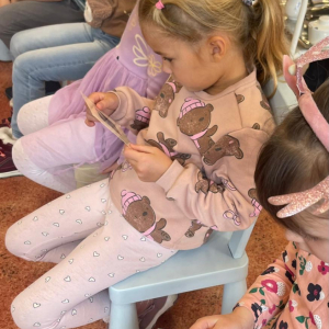  „Misie” poznają świat znaczków pocztowych”