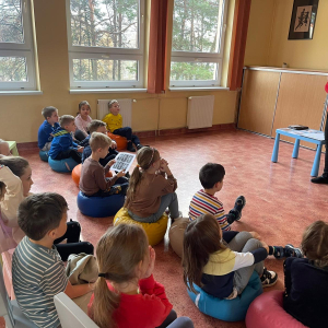  „Misie” poznają świat znaczków pocztowych”