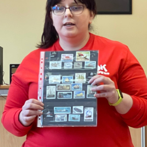  „Misie” poznają świat znaczków pocztowych”