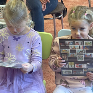  „Misie” poznają świat znaczków pocztowych”